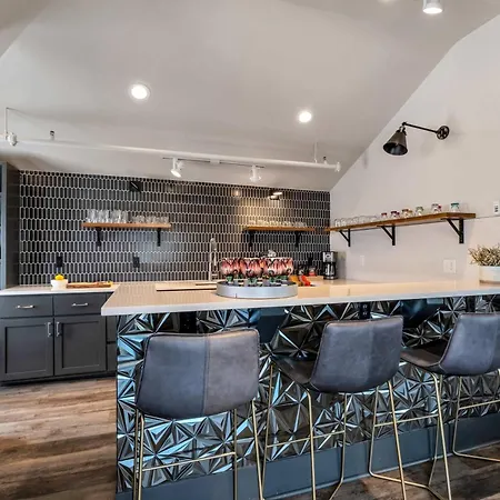 Apartment Skyline With Penthouse & Rooftop Deck 6br By Maddox