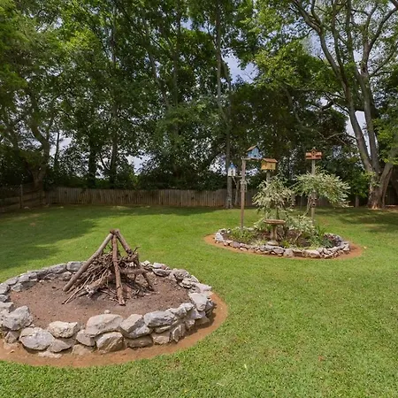 The Place Between The Lakes 4 Bedrooms 4 Beds Holiday home Nashville