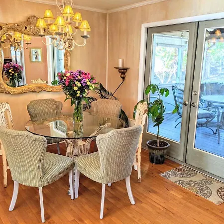 The Place Between The Lakes 4 Bedrooms 4 Beds *