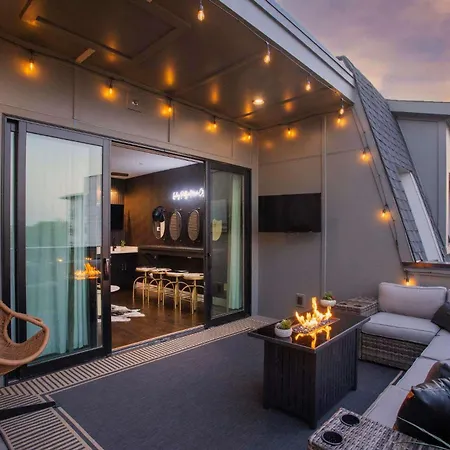 Luxury - Fire Table Balcony & Views Holiday home