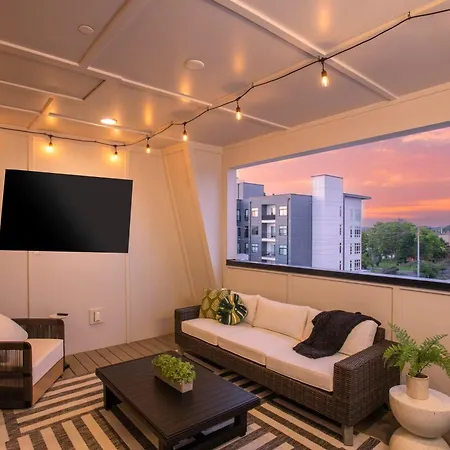 Holiday home Brand New Elegance Rooftop Views Of