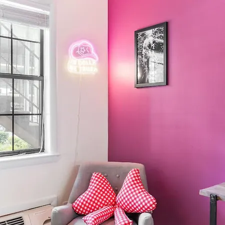 Pink Dreams - Walk To Live Music, Bars, Restaurants - Free Parking Holiday home Nashville