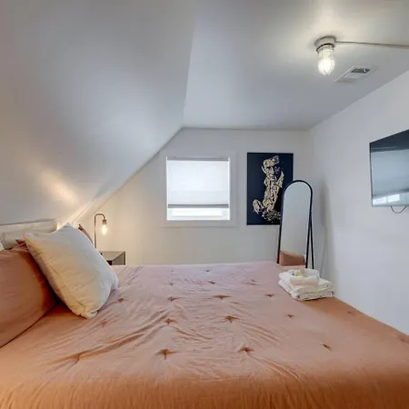 Bougie Squirrel Glam Pad Nashville