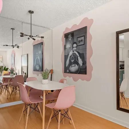 Apartment The Johnny And Dolly Historic Hideaway, Music Row Unit 2 *