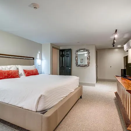 Charming For 4 In Family Dt Walk To Broadway Holiday home Nashville