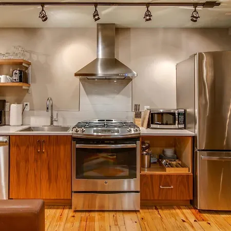 Comfy Family Retreat For 4 In Dt Walk To Broadway Nashville