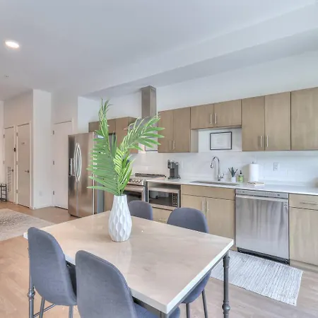 Amazing Downtown W Pool And Free Parking Apartment *