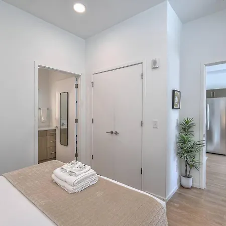 Amazing Downtown W Pool And Free Parking Apartment *