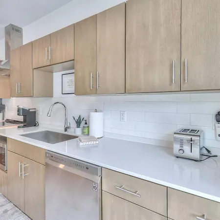 Amazing Downtown W Pool And Free Parking Apartment *