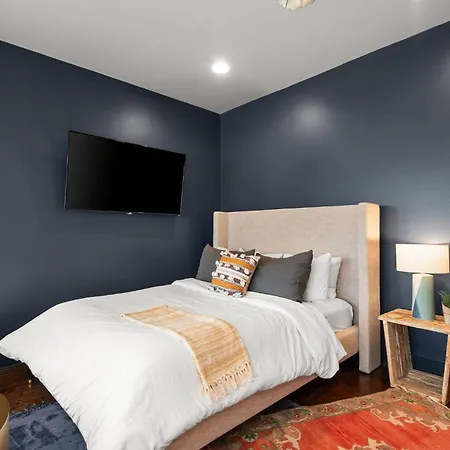 Hill House | Walk To Gulch! Sauna, Hot Tub, Gym! Holiday home Nashville