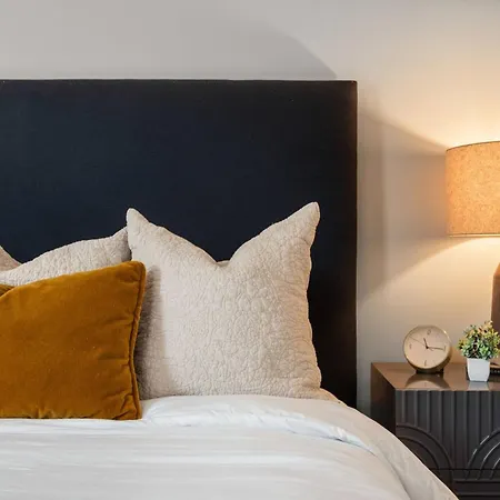 Hill House | Walk To Gulch! Sauna, Hot Tub, Gym! Holiday home Nashville