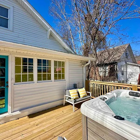 House! Hot Tub, Marg Machine, Walk 12south Holiday home *