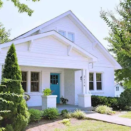 Holiday home House! Hot Tub, Marg Machine, Walk 12south Nashville