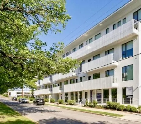 Amazing Downtown W Pool And Free Parking Apartment