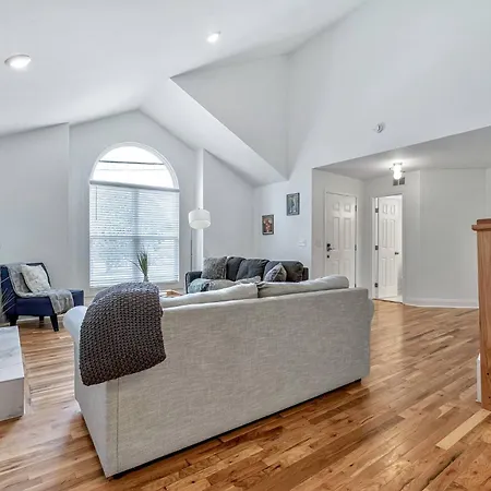 Nest: Renovated Retreat Near Bna Holiday home *