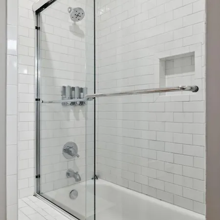2mi Downtown Hot Tub Balcony 4 King Beds * Nashville