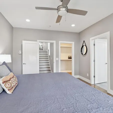 2mi Downtown Hot Tub Balcony 4 King Beds
