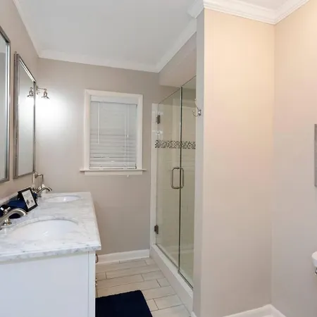 Hip 3 Bed 2 Bath *