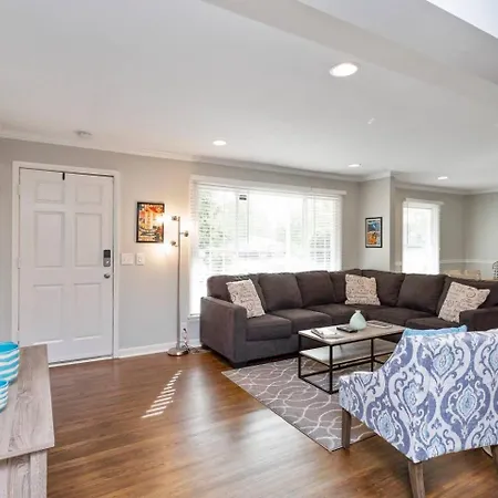 Hip 3 Bed 2 Bath *