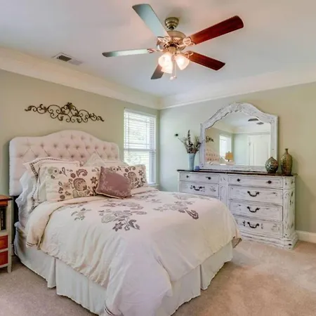 Cheerful In Hip Westmeade! Holiday home