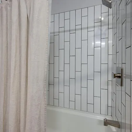 Holiday home Records - 4 Units - Pool & Gym - Mins To Broadway