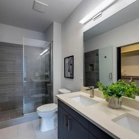 Records - 4 Units - Pool & Gym - Mins To Broadway *
