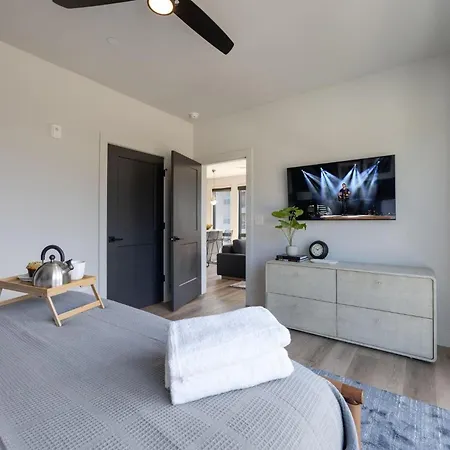 Records - 4 Units - Pool & Gym - Mins To Broadway