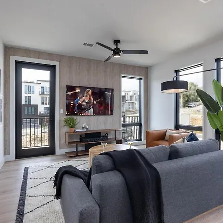 Holiday home Records - 4 Units - Pool & Gym - Mins To Broadway