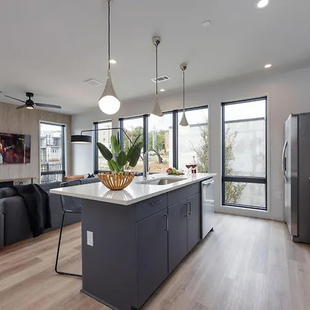Records - 4 Units - Pool & Gym - Mins To Broadway *