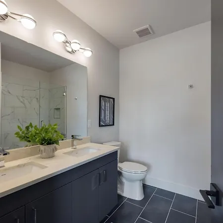 Records - 4 Units - Pool & Gym - Mins To Broadway