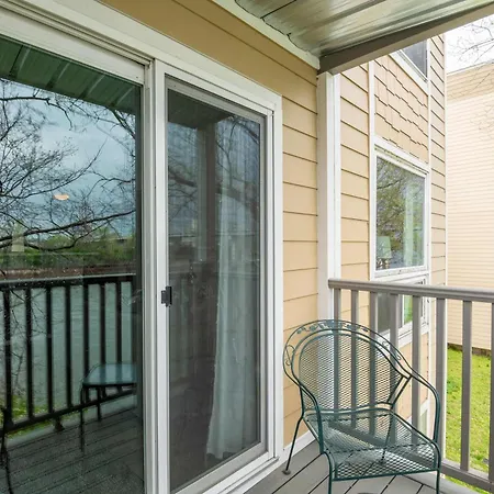 Riverfront Charm - A Scenic Downtown For 6