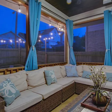 Private Backyard - Near Bicentennial Park