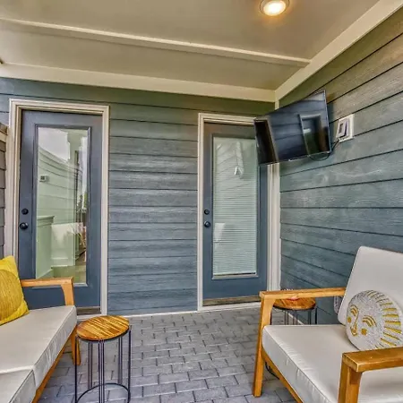 Beautiful Balcony Sleeps 12 4 Miles From Broadway