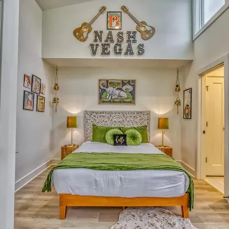 Holiday home Beautiful Balcony Sleeps 12 4 Miles From Broadway *