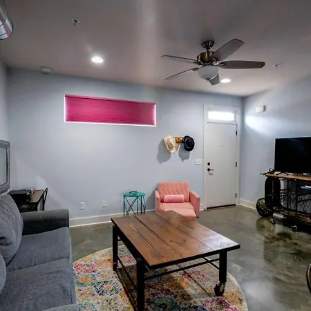 Modern 2 Bdr Townhome Minutes From Downtown