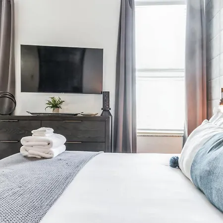 Holiday home Chic And Modern West End Living