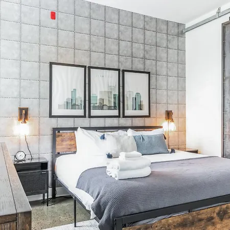 Chic And Modern West End Living Holiday home *