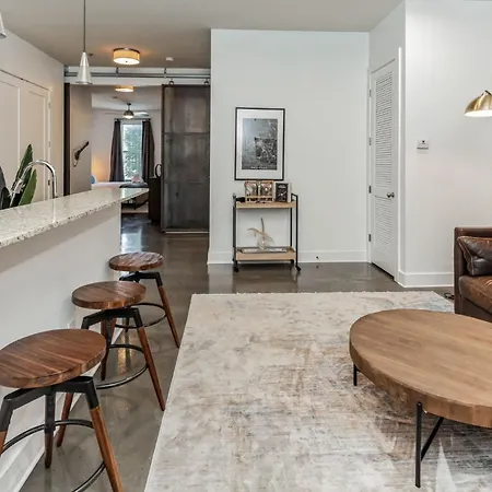 1 Bedroom Loft Near Centennial Park *