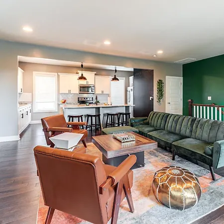 Pet-friendly Abode W/ Balcony In East Nashville! Holiday home