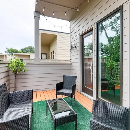 Pet-friendly Abode W/ Balcony In East Nashville! Holiday home