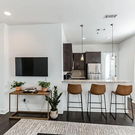 1 Bdr Loft Centrally Located In West End Nashville