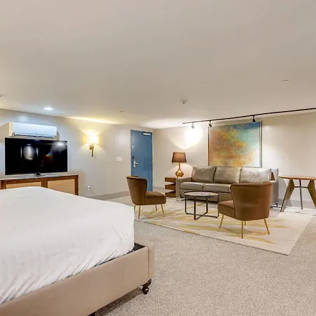 Apartment Retreat For 4 Near Dt Walk To Broadway *