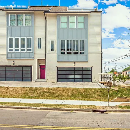 Chic Townhome For 8 W Rooftop Holiday home