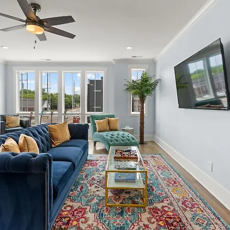 Chic Townhome For 8 W Rooftop Holiday home