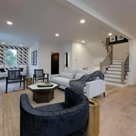 Holiday home Skyline Luxury - Rooftop Deck- King Suites-garage