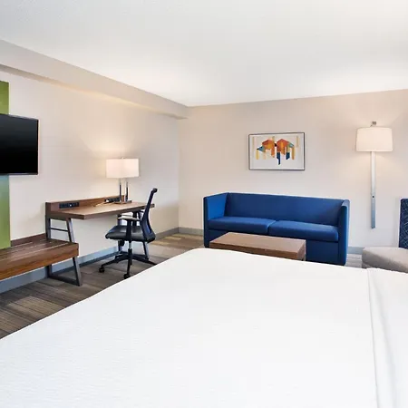 Express Airport By Ihg Hotel 3*