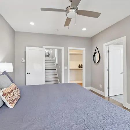 2mi Downtown Hot Tub Balcony 4 King Beds Nashville