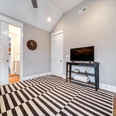 Nell's Haven Two Miles To Downtown & Broadway Holiday home Nashville