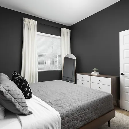 Apartment With Free Parking, 3 Mi Downtown & Stadium, By Coffee