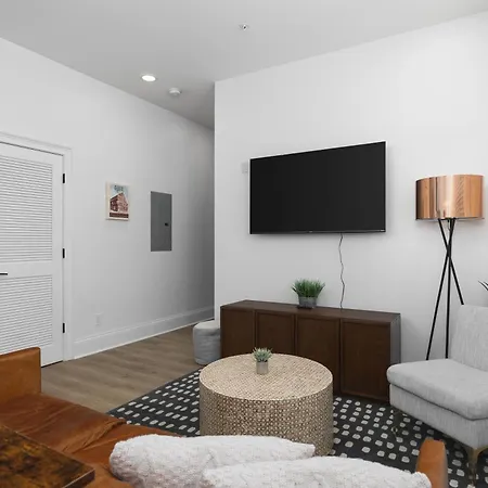 With Free Parking, 3 Mi Downtown & Stadium, By Coffee Apartment